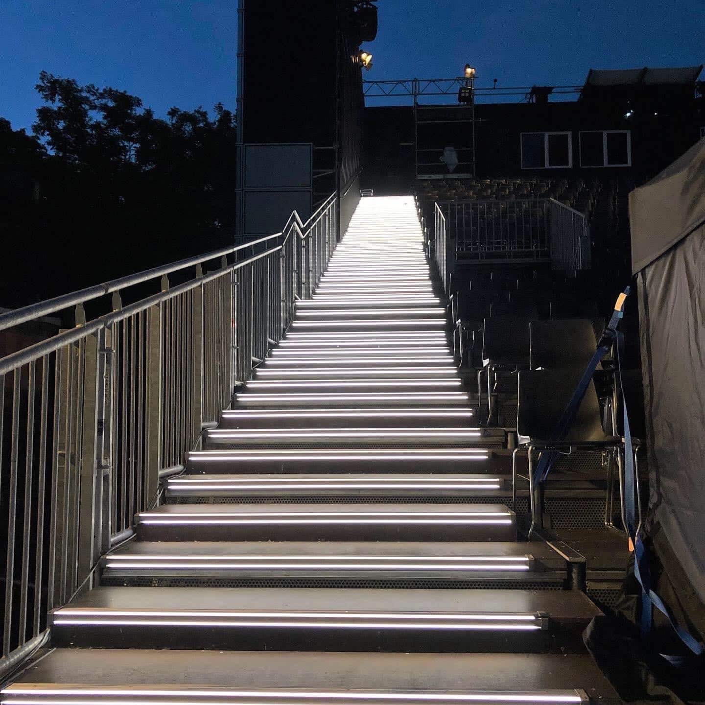 Stufenbeleuchtung einer Tribüne mit weiß beleuchteten Treppenstufen