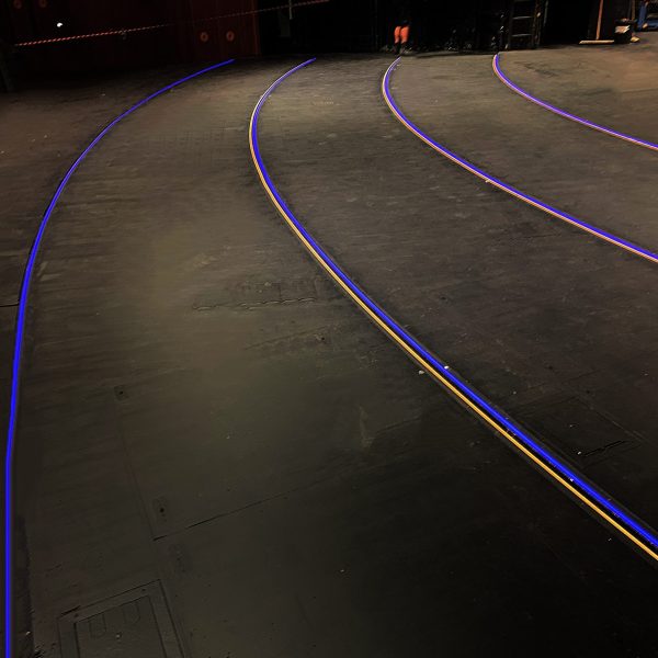 Runde Bühne mit integrierter Kantenbeleuchtung. Die Beleuchtung an der Absturzkante leuchtet in weiß und blau.