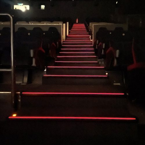 Beleuchtete Stufen im Kino